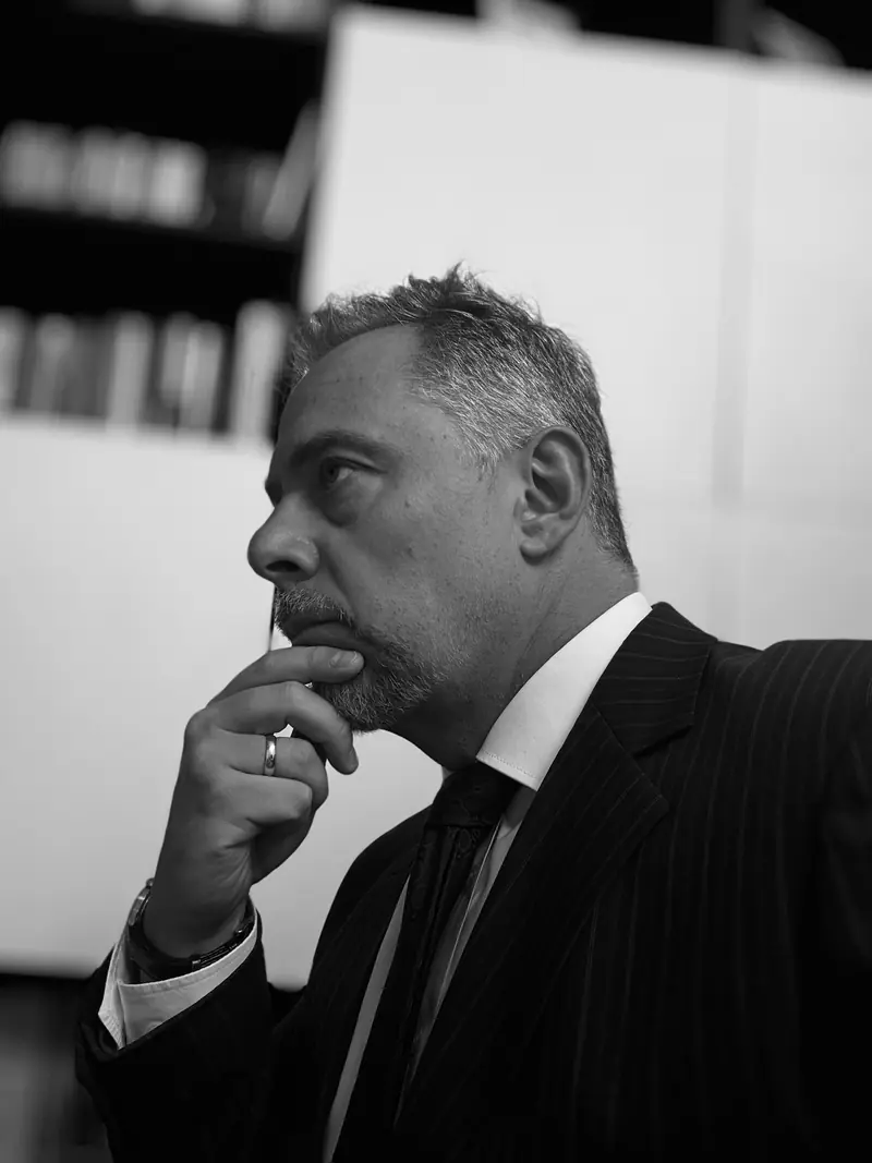 Leandro Corrêa de Oliveira, em preto e branco, de perfil e pensativo